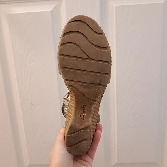 Clarks Bendables Silver Woven Wedge Adjustable Comfortable Neutral Sandals Sz 9 - Picture 8 of 10